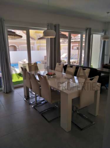 Moradia moderna t3 com piscina e perto da praia em Burgau, Lagos