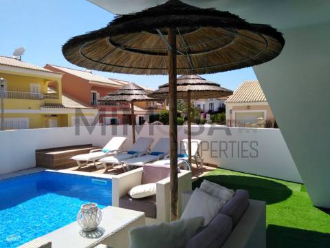 Moradia moderna t3 com piscina e perto da praia em Burgau, Lagos