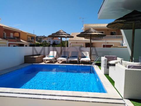 Moradia moderna t3 com piscina e perto da praia em Burgau, Lagos