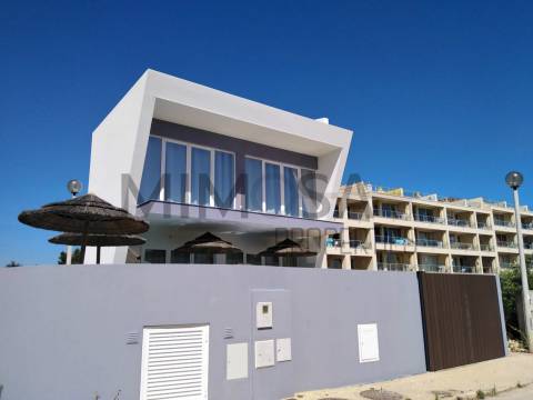Moradia moderna t3 com piscina e perto da praia em Burgau, Lagos