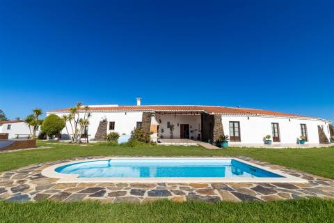 Residência Luxuosa em Vale de Figueiras