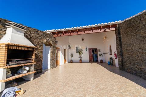 Residência Luxuosa em Vale de Figueiras