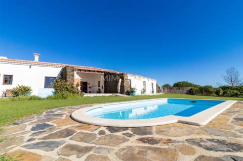 Residência Luxuosa em Vale de Figueiras