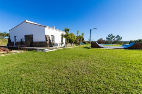 Residência Luxuosa em Vale de Figueiras