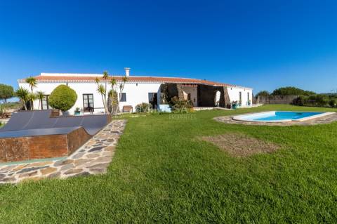 Residência Luxuosa em Vale de Figueiras