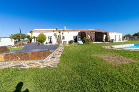 Residência Luxuosa em Vale de Figueiras