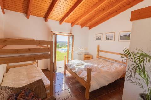 Residência Luxuosa em Vale de Figueiras