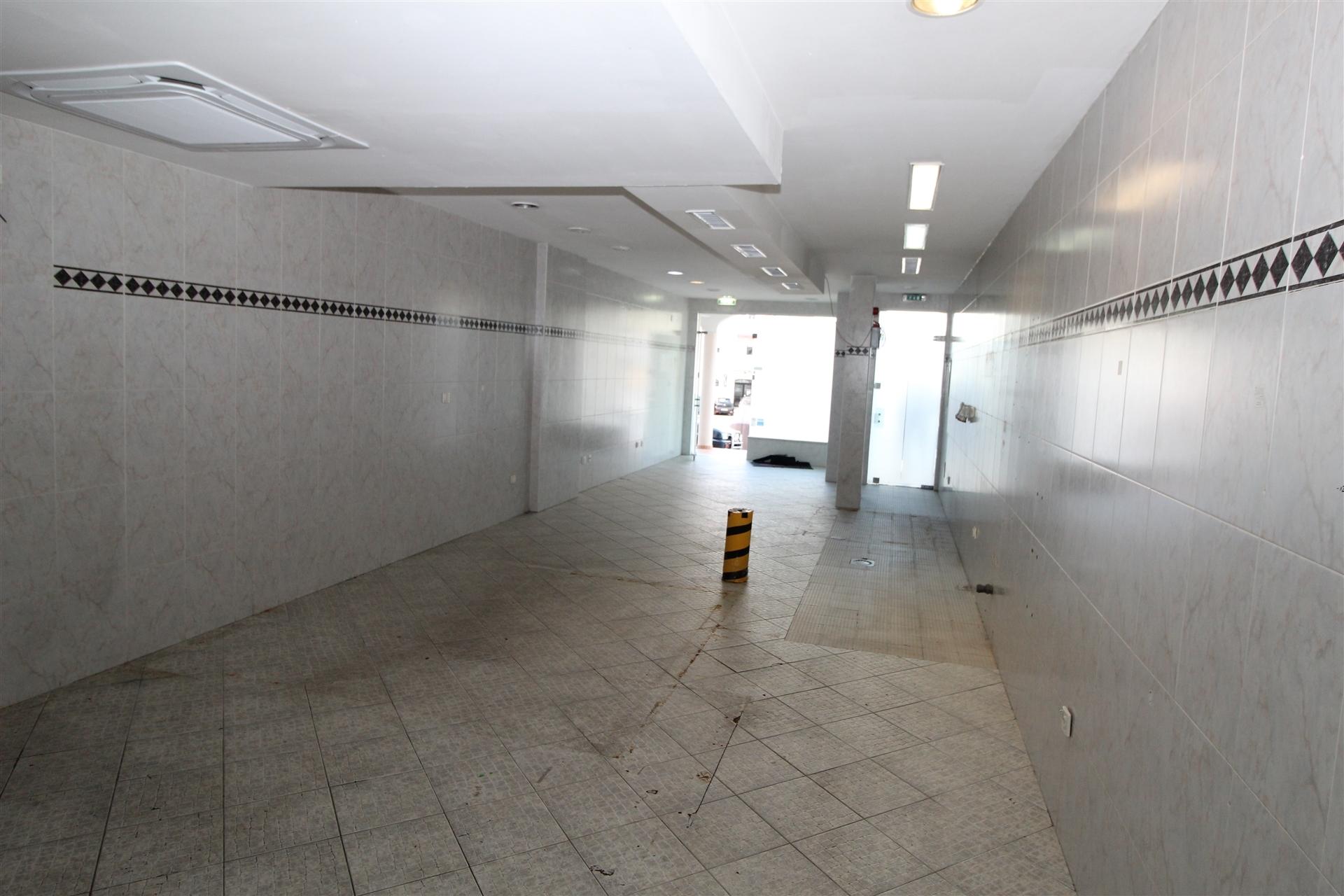 Loja com Garagem em Bairro Popular