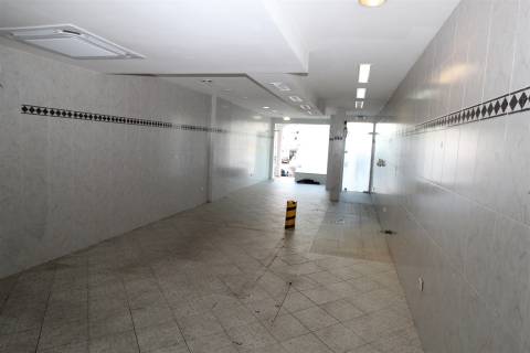 Loja com Garagem em Bairro Popular