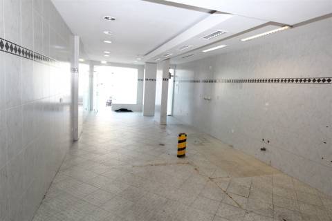 Loja com Garagem em Bairro Popular