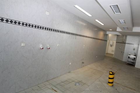 Loja com Garagem em Bairro Popular