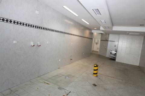 Loja com Garagem em Bairro Popular