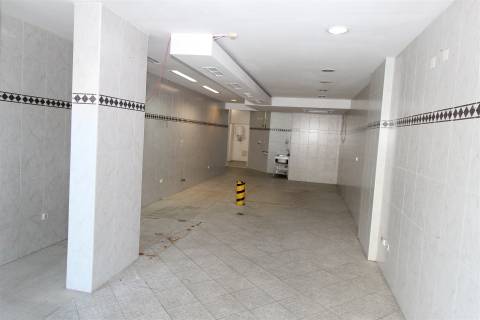 Loja com Garagem em Bairro Popular