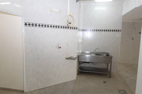 Loja com Garagem em Bairro Popular