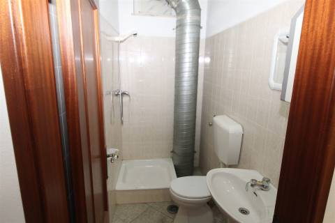 Loja com Garagem em Bairro Popular