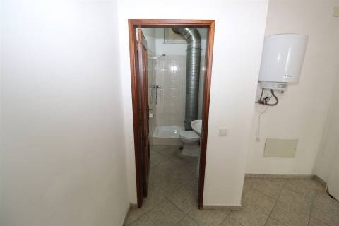 Loja com Garagem em Bairro Popular