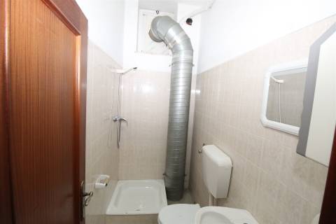 Loja com Garagem em Bairro Popular