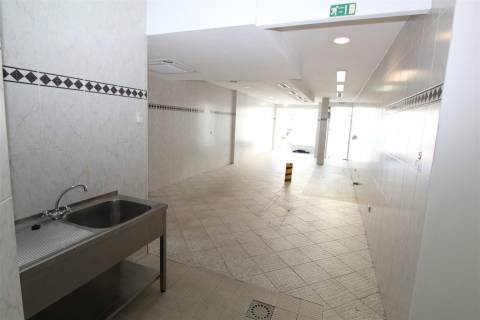 Loja com Garagem em Bairro Popular