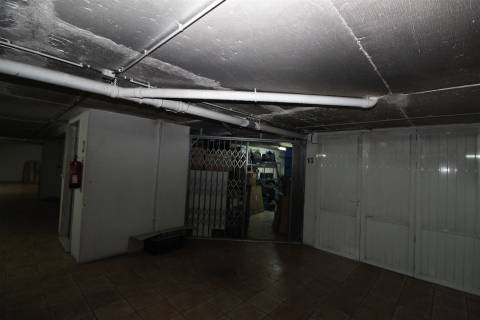 Loja com Garagem em Bairro Popular