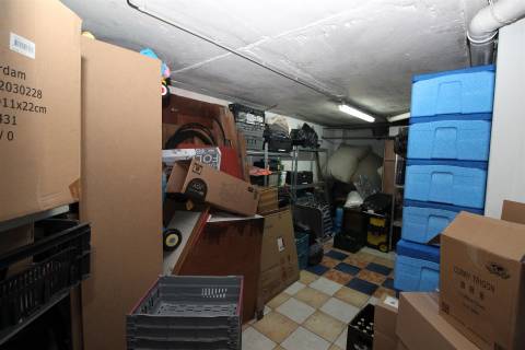 Loja com Garagem em Bairro Popular