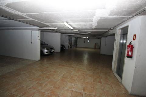 Loja com Garagem em Bairro Popular