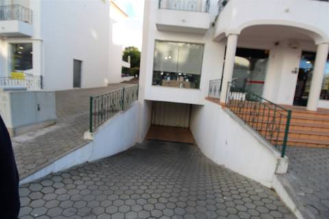 Loja com Garagem em Bairro Popular