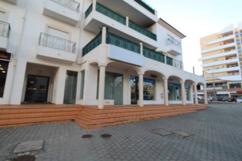 Loja com Garagem em Bairro Popular