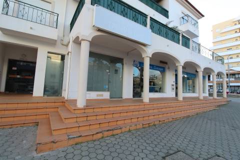 Loja com Garagem em Bairro Popular