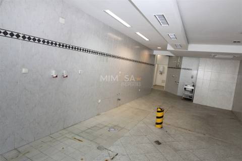 Loja de 74 m2 com Garagem - INVESTIMENTO ELEGANTE EM LAGOS