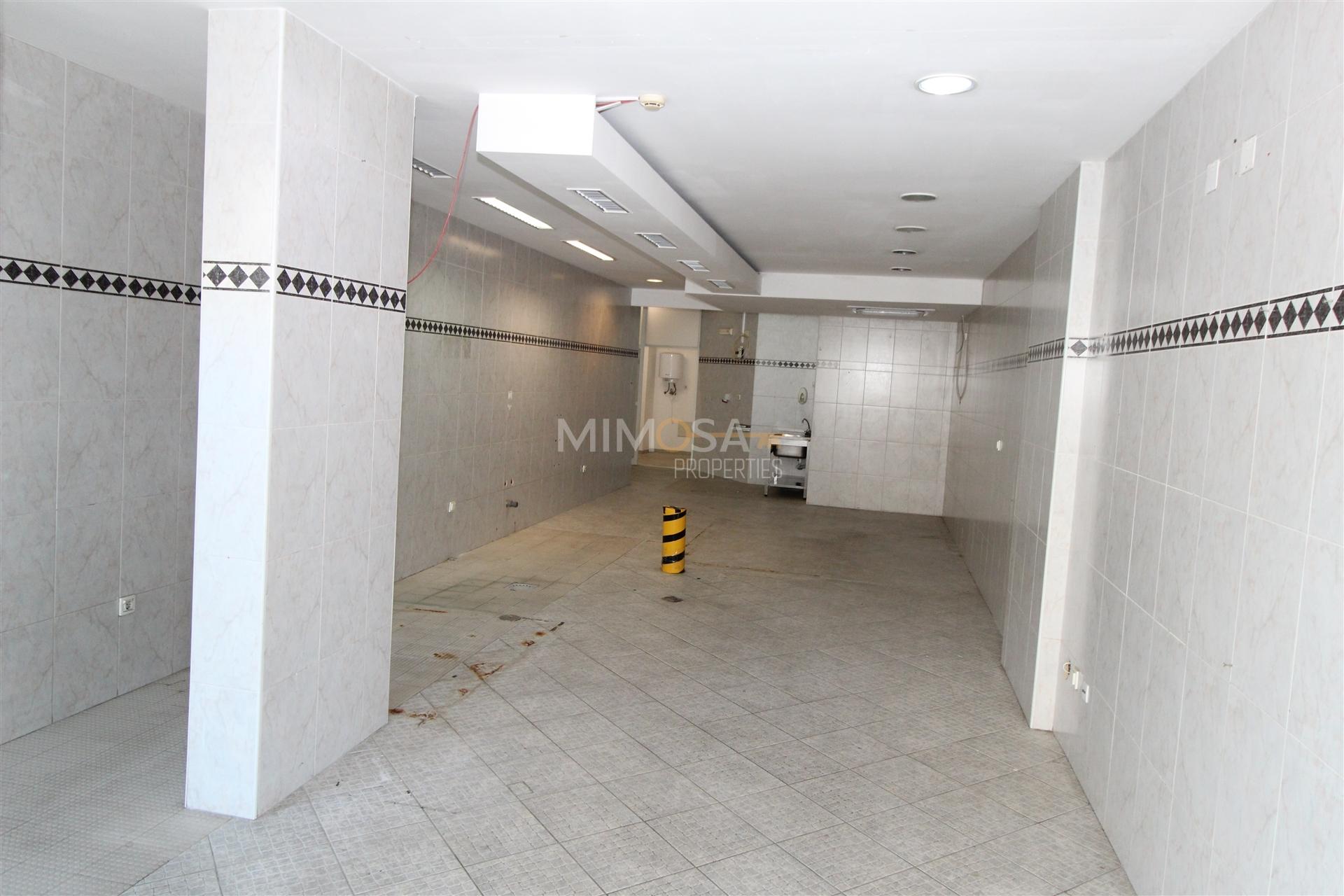 Loja de 74 m2 com Garagem - INVESTIMENTO ELEGANTE EM LAGOS