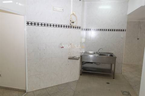 Loja de 74 m2 com Garagem - INVESTIMENTO ELEGANTE EM LAGOS