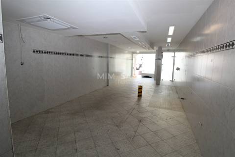 Loja de 74 m2 com Garagem - INVESTIMENTO ELEGANTE EM LAGOS