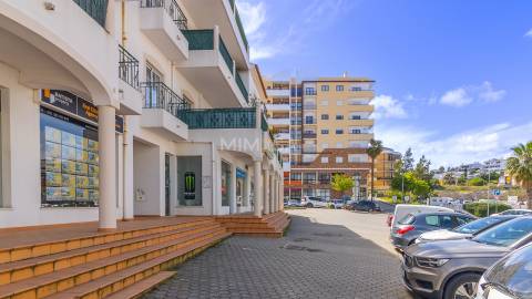 Loja de 74 m2 com Garagem - INVESTIMENTO ELEGANTE EM LAGOS