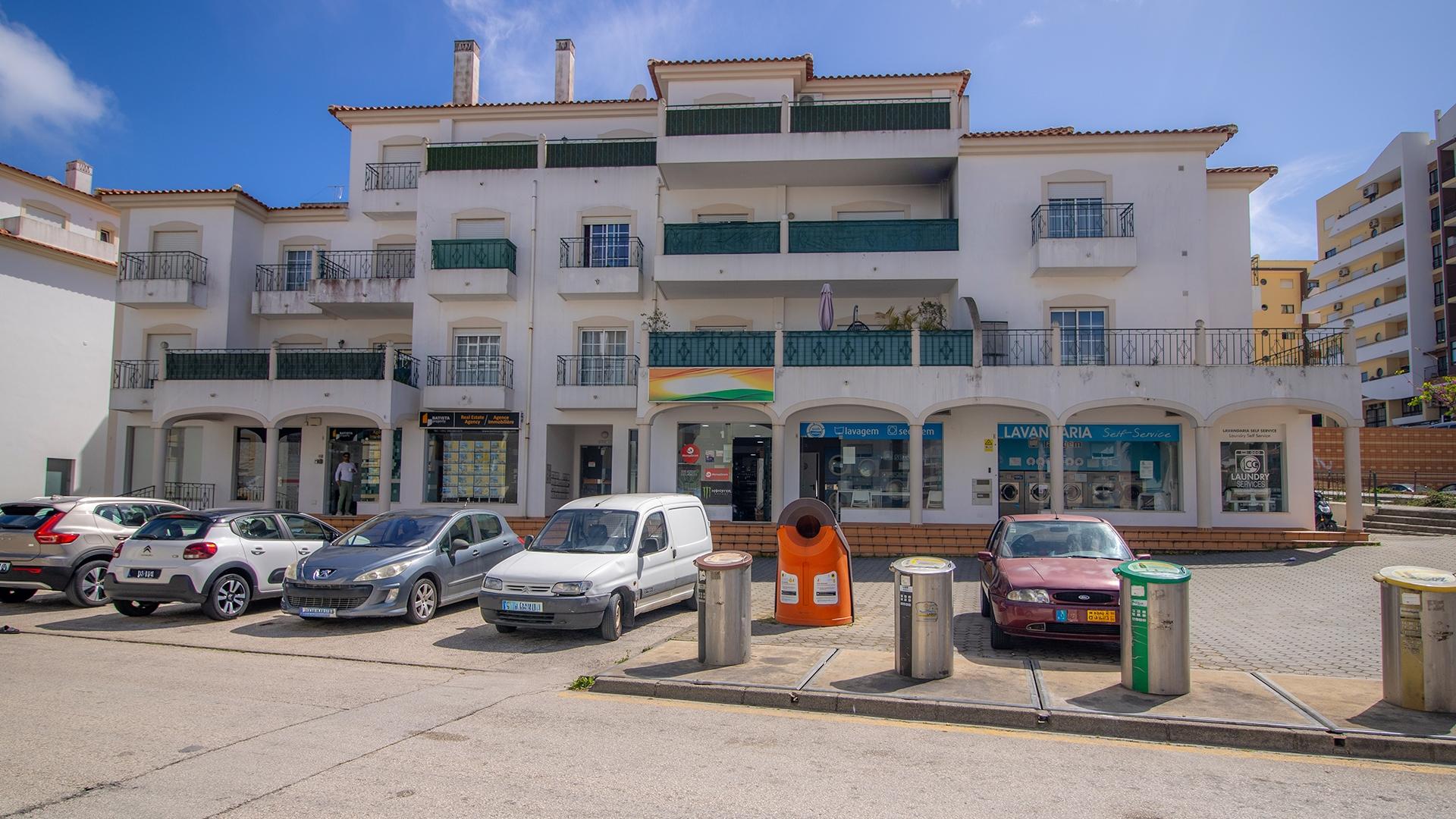 Loja de 74 m2 com Garagem - INVESTIMENTO ELEGANTE EM LAGOS