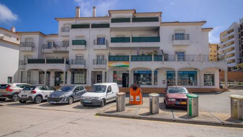 Loja de 74 m2 com Garagem - INVESTIMENTO ELEGANTE EM LAGOS