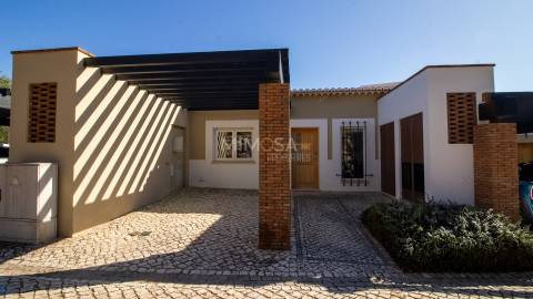 Moradia T3 em Banda – Arão, Mexilhoeira Grande