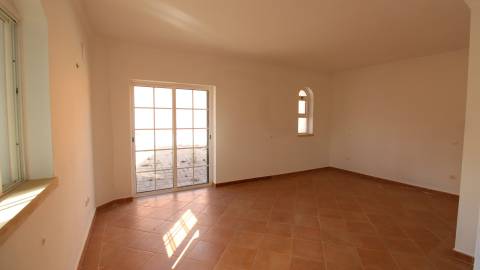 Moradia T5 +1, Praia da Luz Lagos / Arrendamento anual  4.000€ / Ref. LV059