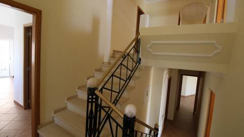 Moradia T5 +1, Praia da Luz Lagos / Arrendamento anual  4.000€ / Ref. LV059