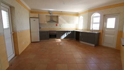 Moradia T5 +1, Praia da Luz Lagos / Arrendamento anual  4.000€ / Ref. LV059