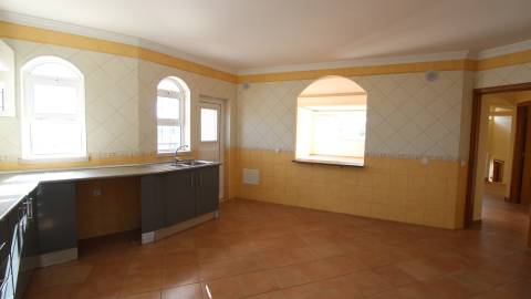 Moradia T5 +1, Praia da Luz Lagos / Arrendamento anual  4.000€ / Ref. LV059