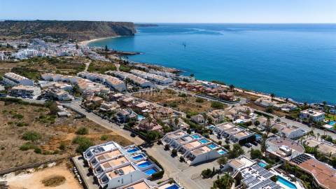 Moradia T5 +1, Praia da Luz Lagos / Arrendamento anual  4.000€ / Ref. LV059