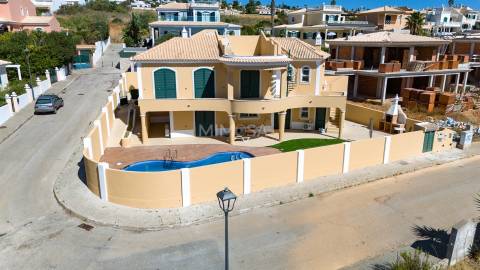 Moradia T5 +1, Praia da Luz Lagos / Arrendamento anual  4.000€ / Ref. LV059