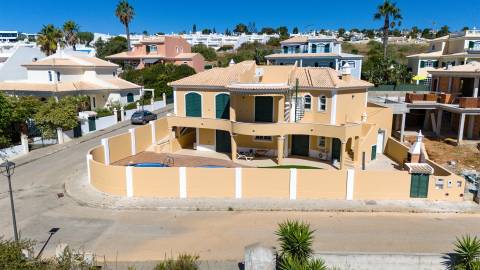 Moradia T5 +1, Praia da Luz Lagos / Arrendamento anual  4.000€ / Ref. LV059