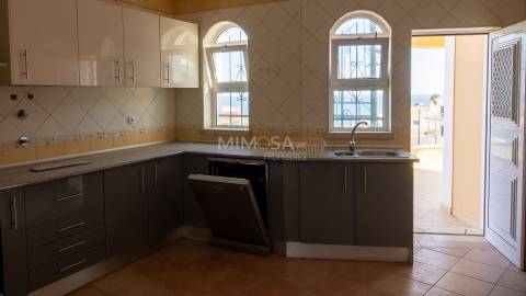 Moradia T5 +1, Praia da Luz Lagos / Arrendamento anual  4.000€ / Ref. LV059