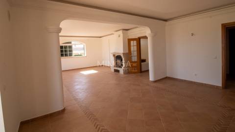 Moradia T5 +1, Praia da Luz Lagos / Arrendamento anual  4.000€ / Ref. LV059