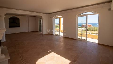 Moradia T5 +1, Praia da Luz Lagos / Arrendamento anual  4.000€ / Ref. LV059