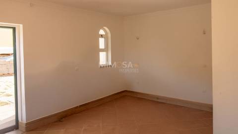 Moradia T5 +1, Praia da Luz Lagos / Arrendamento anual  4.000€ / Ref. LV059