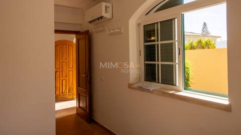 Moradia T5 +1, Praia da Luz Lagos / Arrendamento anual  4.000€ / Ref. LV059