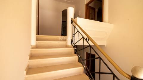 Moradia T5 +1, Praia da Luz Lagos / Arrendamento anual  4.000€ / Ref. LV059