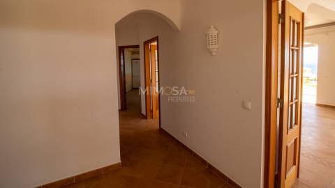 Moradia T5 +1, Praia da Luz Lagos / Arrendamento anual  4.000€ / Ref. LV059